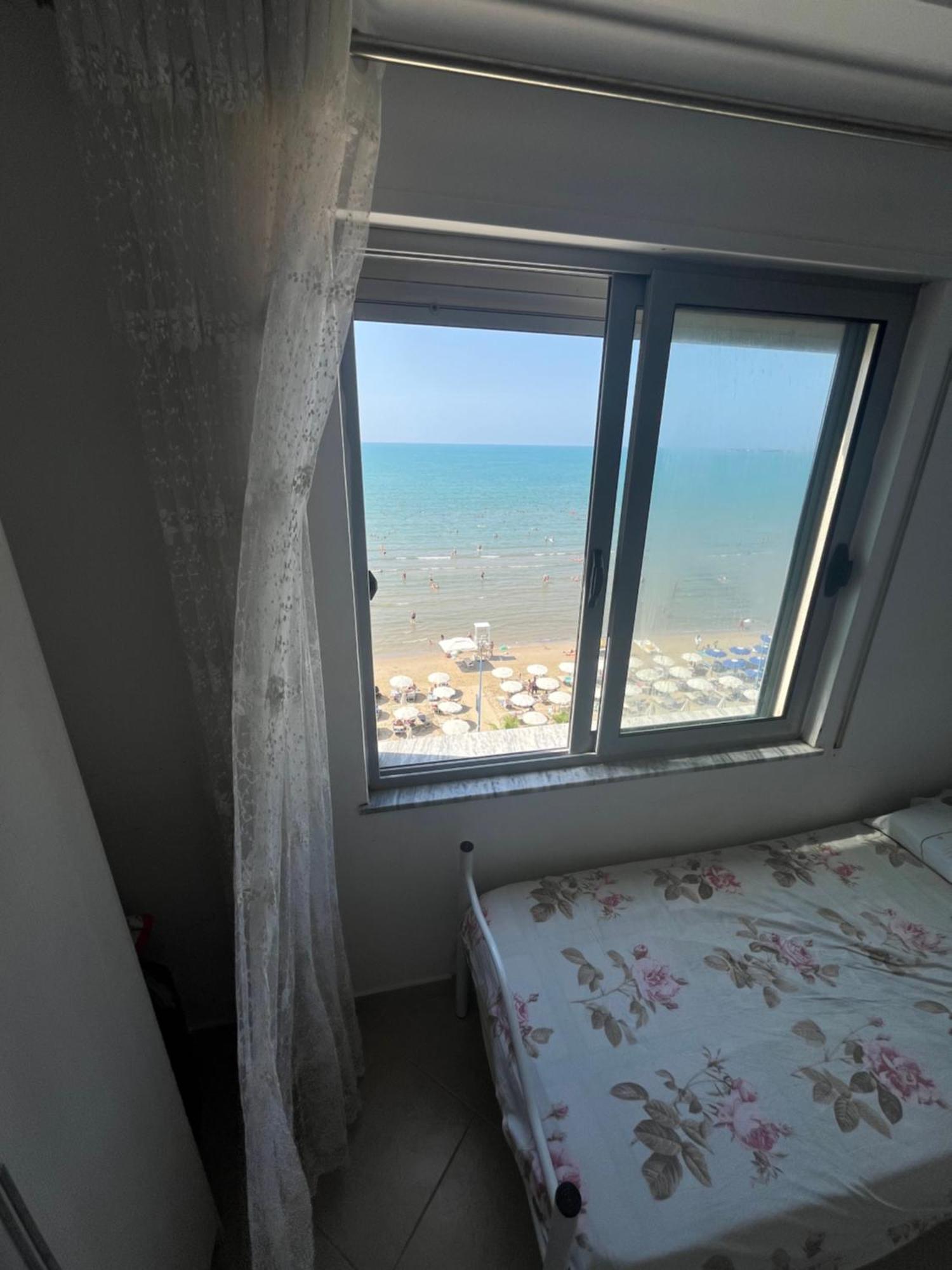 Sun, Sea And Serenity - Beachfront With Sunset Views And Soothing Waves Apartamento Durrës