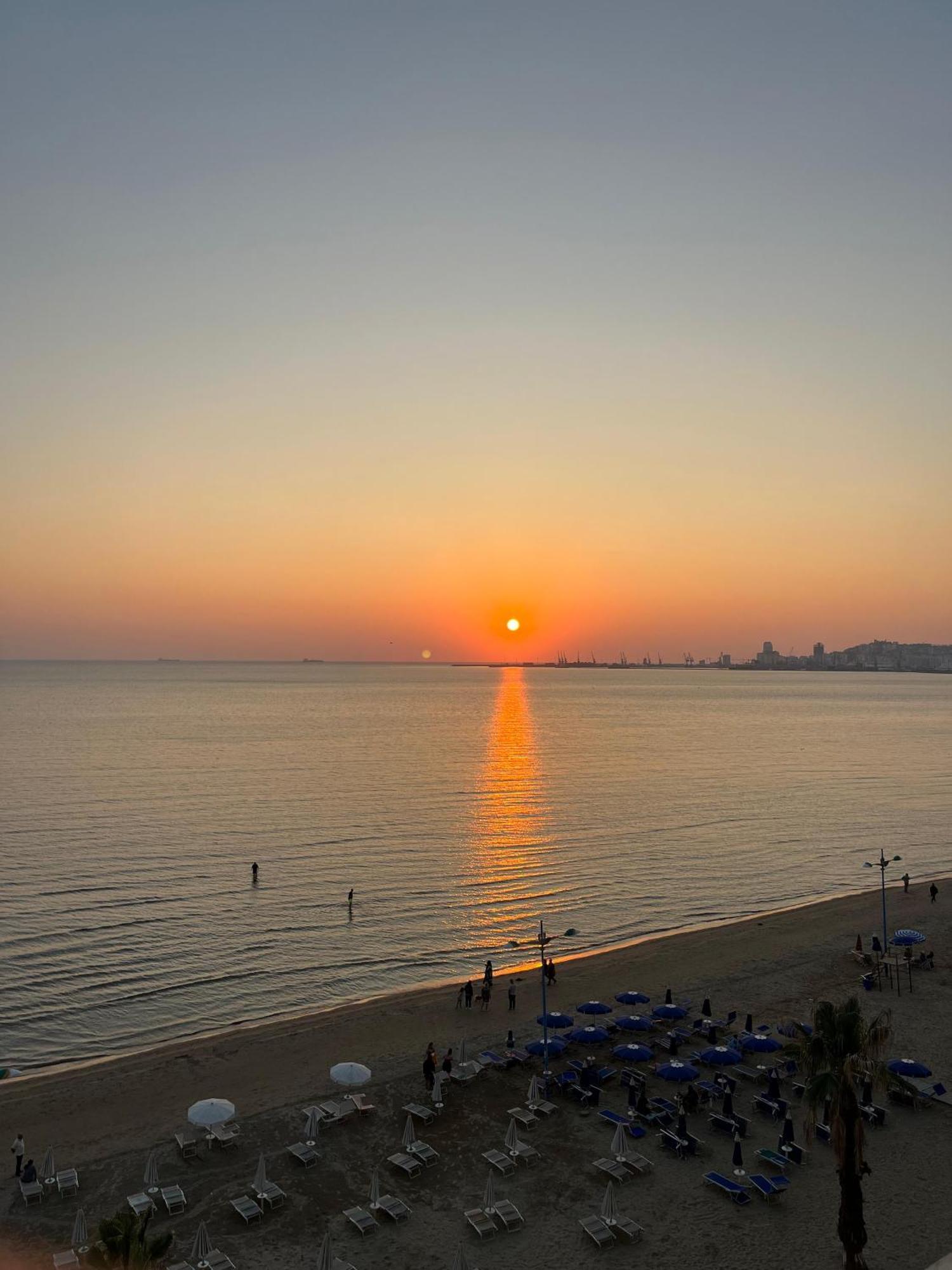 Sun, Sea And Serenity - Beachfront With Sunset Views And Soothing Waves Apartamento