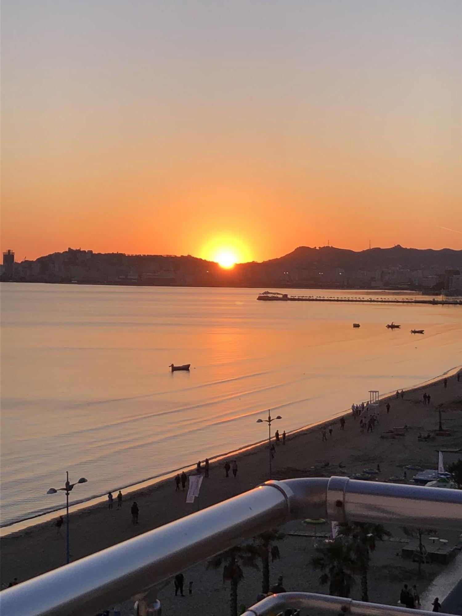 Apartamento Sun, Sea And Serenity - Beachfront With Sunset Views And Soothing Waves Durrës